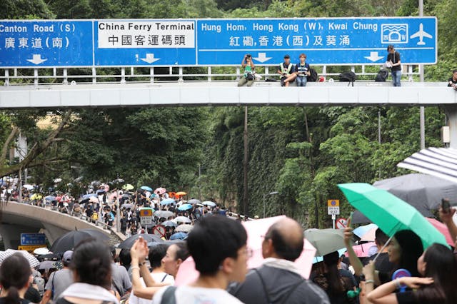 遊行人士步入廣東道天橋。