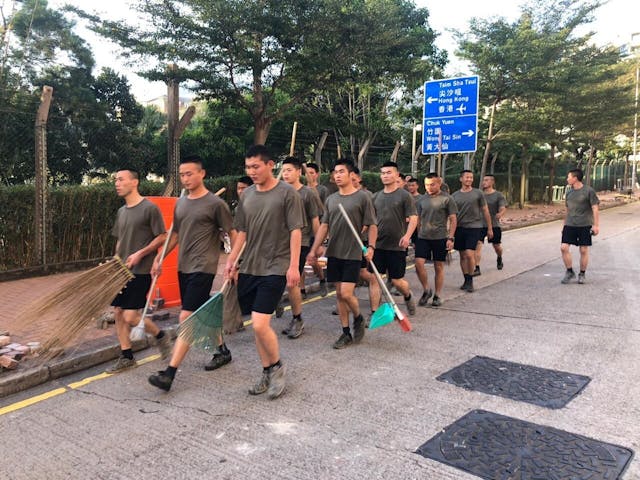 大批人下午從解放軍駐港部隊軍營走出，協助清理路障。