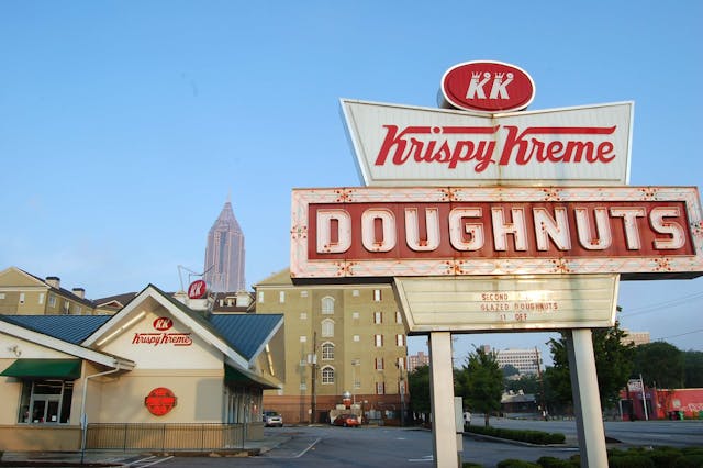 在百貨公司裏，美國甜甜圈老店Krispy Kreme打破了廚房的牆，換來將近百年的好口碑。（Wikipedia Commons）