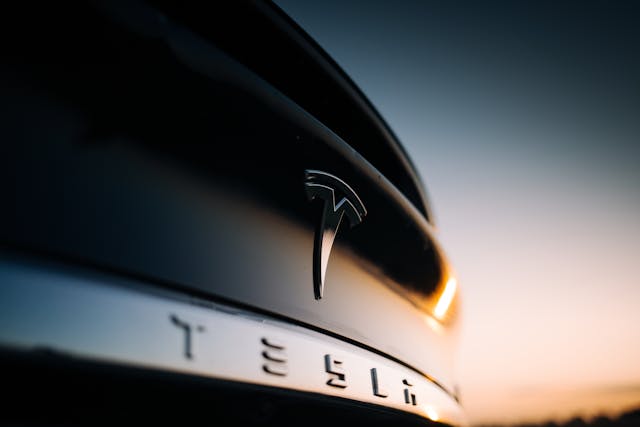 但是，相比起競爭對手，Tesla 在 2022 年共交付了 936100 輛汽車，是 Rivian 的 100 倍以上。（Shutterstock）