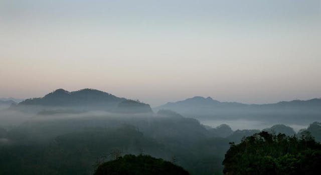 地球上有山河大地，一切事物都高低不平；就是因為山高水低，大自然才能不斷運作。（作者提供）