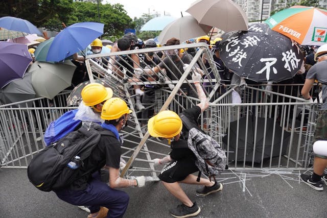 示威者築起鐵馬。