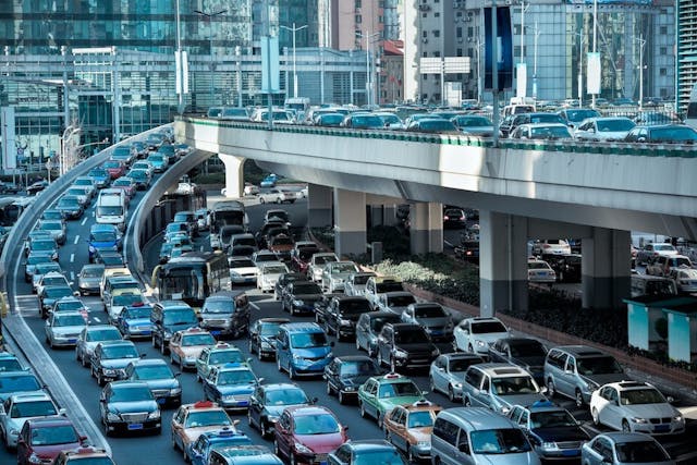 上海交通車多人多擁擠出名。（Shutterstock)