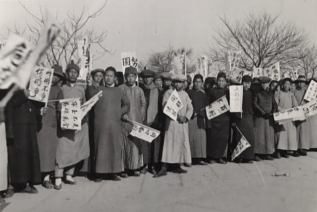 自五四運動以來，現代中國人深受西方文化的影響，將西方文學的概念，套用在文言文頭上。（杜克大學甘博照片集藏，翻攝自「動與醒──五四新文化運動」展覽）