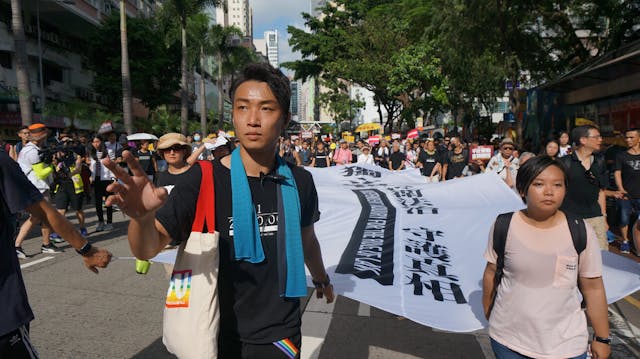 民陣召集人岑子杰帶領遊行隊頭到達灣仔修頓球場終點。（灼見名家圖片）