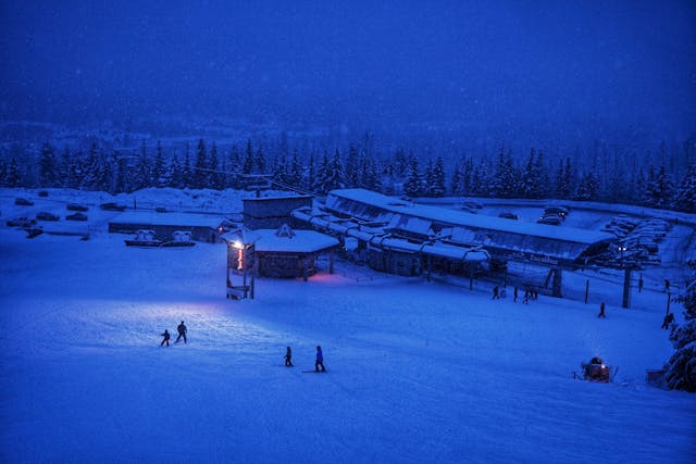 夜幕下的雪山