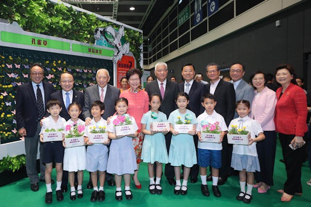 參與太空種子種植體驗計劃的學生代表向主禮嘉賓團展示種植成果。