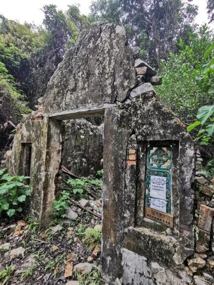 糧船灣洲北丫村的龍船灣天主堂，坍塌嚴重，僅餘前幅山牆正門部分立面、後幅山牆及兩側屋腳頹垣。