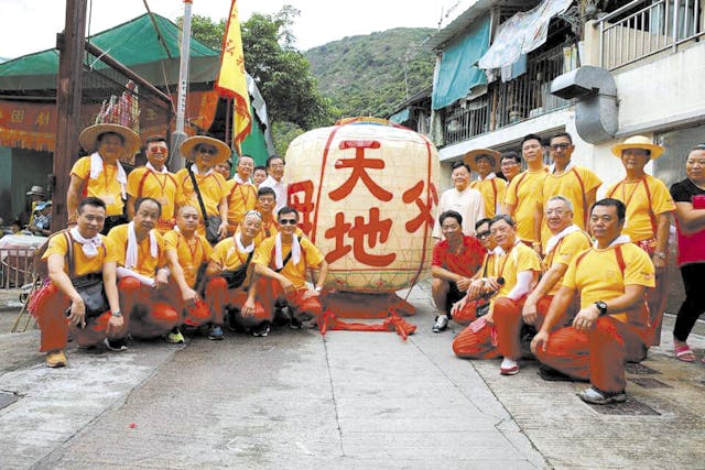 全港最大的天地父母大燈籠，在香港潮屬社團總會舉行香港潮人（盂蘭）文化節後，現已懸掛在深井深康路繼續供展示。