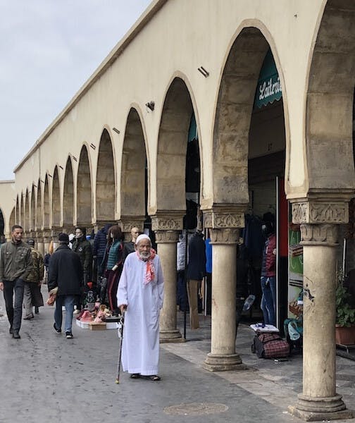 March&eacute; Bab Marrakech街新外圍有一列店鋪賣平民生活用品和衣飾，品味和款式與世界潮流有距離。