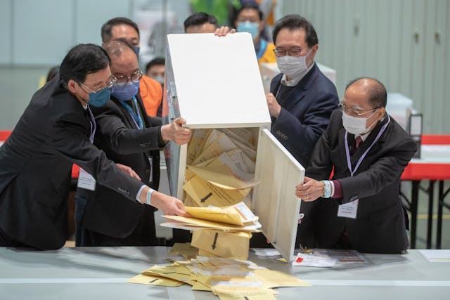 完善選舉制度後，香港順利舉行選舉委員會、立法會及行政長官等3場選舉，貫徹「愛國者治港」原則。（亞新社）