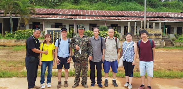 最近送炭到泰北，探訪泰緬邊境的華人學校，有軍人陪同。