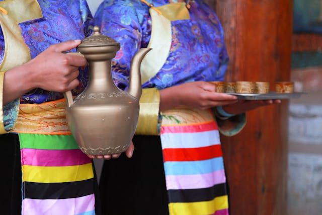 藏族人日常飲用酥油茶，也經常用以待客。（Shutterstock）