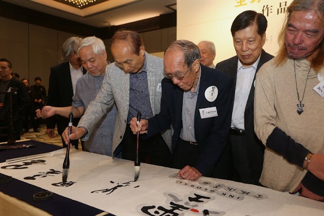 藝術家發起「香港水墨月」，號召全港畫廊一同推動水墨藝術，奠定香港在中國水墨界的國際地位。