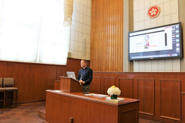 原來的法庭成了演講廳,仍保留牆上的特區標誌。