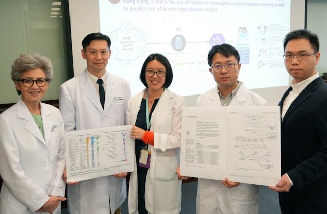 中大醫學院內科及藥物治療學系副教授周怡君醫生（中）指，中大研究團隊利用醫管局的大數據，精準預測老年糖尿病者未來1年出現嚴重低血糖的風險。圖為其他團隊成員：中大醫學院內科及藥物治療學講座教授陳重娥教授（左一）、威爾斯親王醫院內科及藥物治療學系顧問醫生陳俊文醫生（左二）、研究助理教授楊愛民博士（右二）及副研究員時麥博士（右一）。（中大醫學院圖片） 