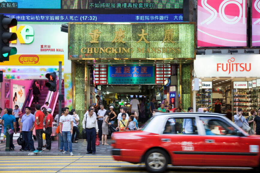 外國學生來港升學，是港人了解外地文化的良機。圖為因南亞人聚集而聞名的重慶大廈。（Shutterstock）