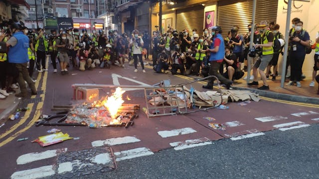 下午約6時半，銅鑼灣有示威者點燃手推車上的紙皮。（香港警察Facebook）