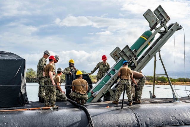 美國逐漸視中國為軍事競爭對手。圖為美國海軍在「印太地區」舉行大規模軍演前，在夏威夷為潛艇裝上「魚叉」反艦導彈。（亞新社）