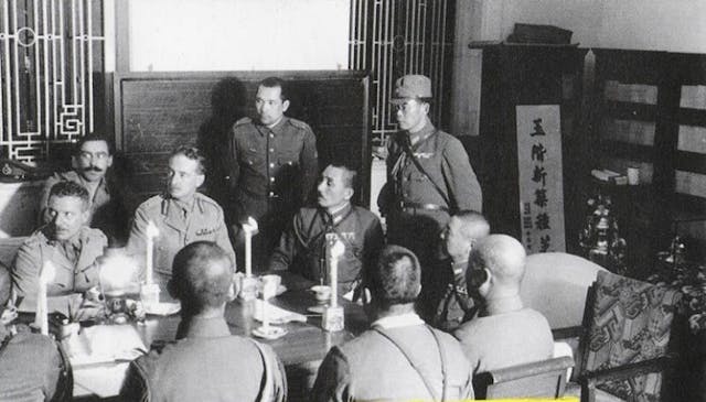 1941年12月25日，港督楊慕琦在半島酒店向日軍司令酒井隆投降。