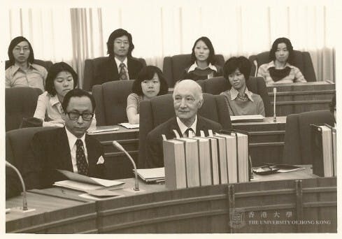 1975年，楊鐵樑（前左一）與大法官鄧寧勳爵在模擬法庭上。（香港大學圖片）