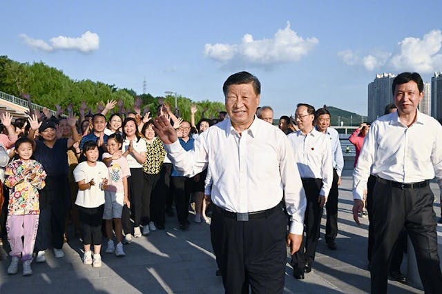 習近平考察東湖森林公園、小凌河和女兒河環境綜合整治情況。（中國政府網圖片）