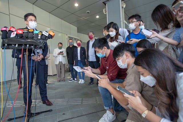 今屆立法會選舉的選委界別多有工商界、專業界出選，同時亦有不少智庫研究人員及學者參與，但他們對政治生態毫不了解，能熬得過政治的洗禮嗎？圖為情境配圖。（亞新社）