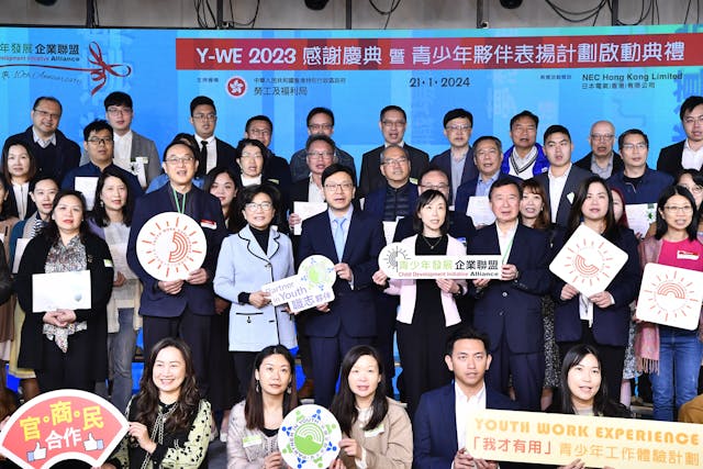 今天出席「Y-WE 2023 感謝慶典」的企業和機構代表，在典禮結束前齊頌「青少年職志夥伴」的信念、使命和目標，呼籲社會上其他企業加入行列，為扶育下一代出力。 