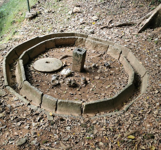 輾磨作坊遺跡。以花崗岩石砌成圓圈型溝槽，中置方型石柱，可搭配木件，以水牛拖動圓形石磙，輾壓瓷土的大型工具。