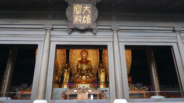 氣勢宏偉的大雄寶殿照片。（由譚建平女士提供）