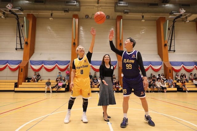 陳德霖回歸母校，親身上陣和「中大師生隊」切磋球技。（香港中文大學圖片）