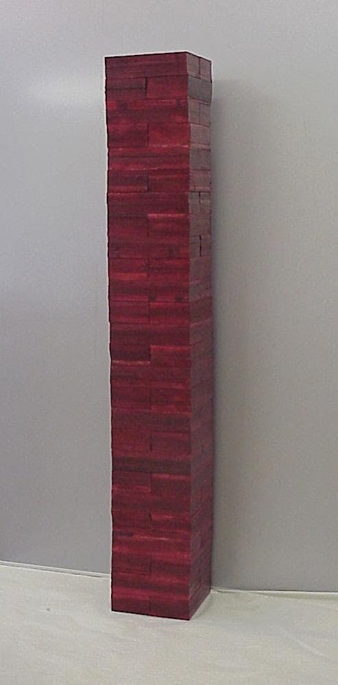 圖一，林桂光：纖維藝術，千禧磚，2000年。（書紙、塑膠彩着色，50cm x 50cm x 200cm）