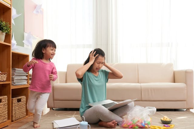 一直照顧孩子，沒有停下來的時間，會令父母進入耗盡的狀態。（Shutterstock）