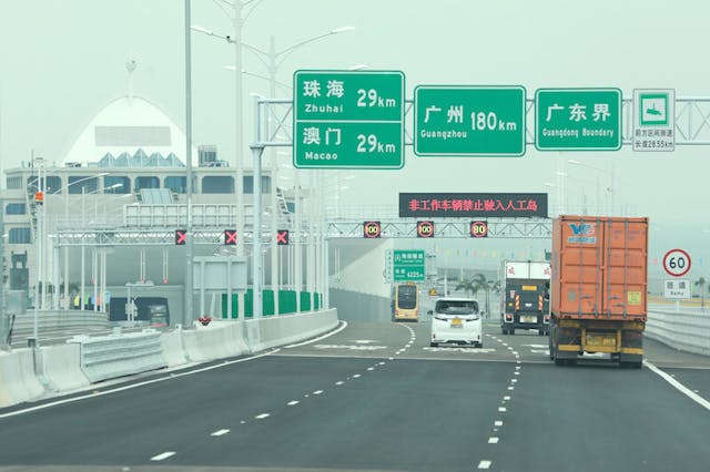 港珠澳大橋通車後，香港高校和科研院所的資源，將進一步提升珠海高科技產業的創新環境。（亞新社）