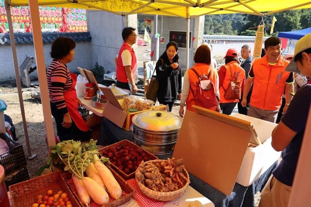 村民和義工在東門舉辦農墟，售賣本地種植的農產品。