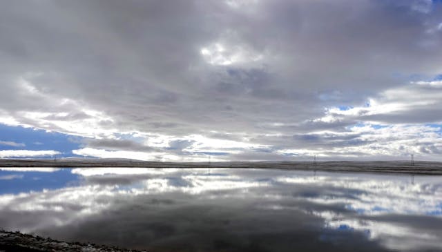 各形各狀的大小沼澤湖，在地上反映天空上的雲朵圖案，形成的風景，美麗得像一幅油畫。