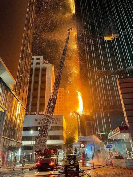 中間道前身為「海員之家」的酒店地盤周二晚發生火警，周三凌晨升為四級火。（消防處圖片）