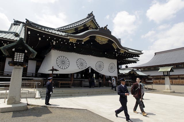 日本首相經常參拜靖國神社並祭奠那些戰死者，許多中國評論者愛國情緒高漲是可以理解的。（亞新社）