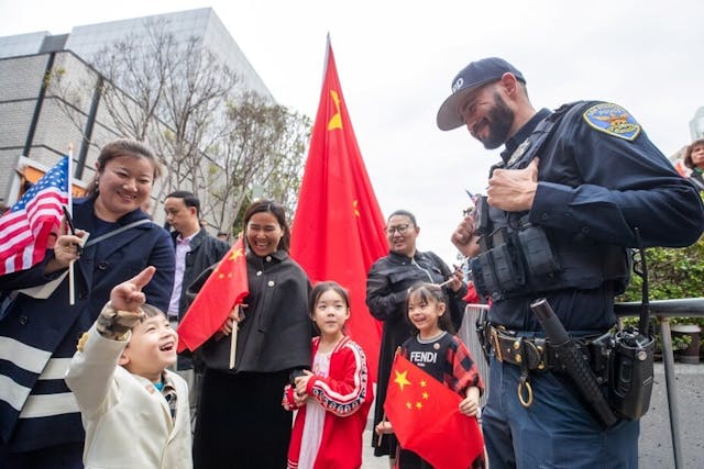 在習近平抵達美國之前，數百名手持中國國旗的示威者早已聚集在中國代表團下榻的飯店外，其中大部分是親中國。(Shutterstock)