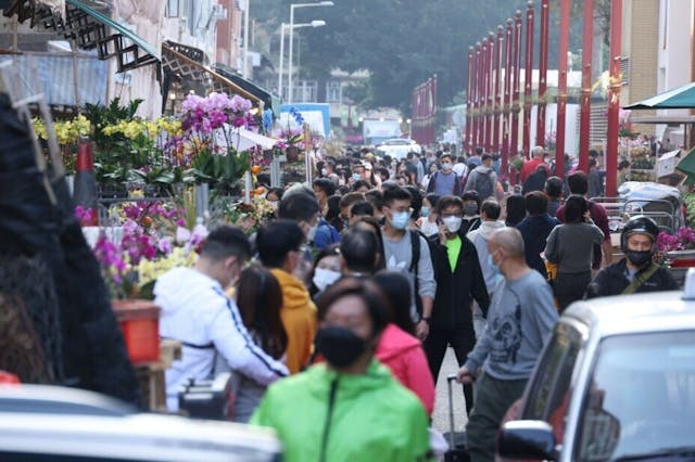 政府在過年前叫停維園年宵市場，但另一邊廂花墟則繼續營業，每日人流如鯽。（亞新社）