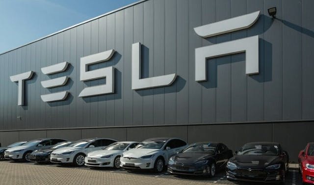 馬斯克作為Tesla及SpaceX的「父親」，自然不希望兩家公司任一家倒閉，因此他對兩家公司都不放棄。（Shutterstock）