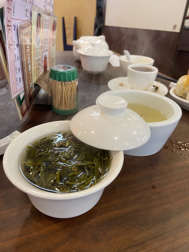 香港茶樓用茶盅奉客，買少見少。