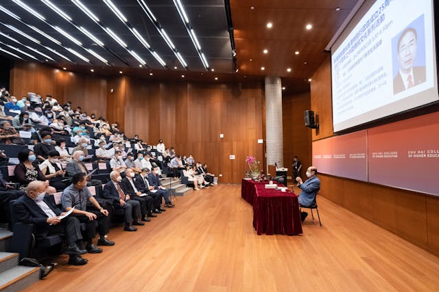 楊博士在香港珠海學院75周年中國傳統文化系列活動中周年中國傳統文化系列活動中對全校師生演講茶歷史與文化。