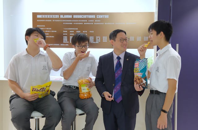 譚天樂博士與香港中文大學校友會聯會教育基金會屬校學生合照。