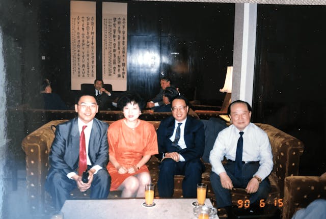 1990年6月，在機場貴賓室，恭迎以朱鎔基市長為首的上海代表團。