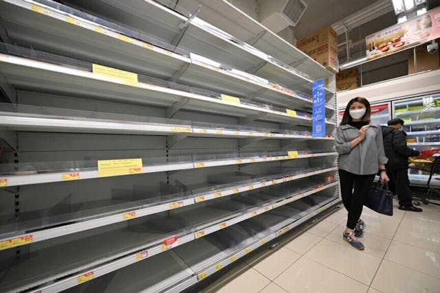 疫情期間，超市貨品被人一掃而空。（Shutterstock）