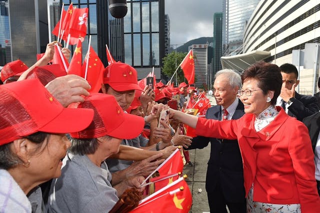 2008年後選擇「香港人」的比例一直上升，反之選擇「中國人」的比例一直下降。（政府新聞網圖片）