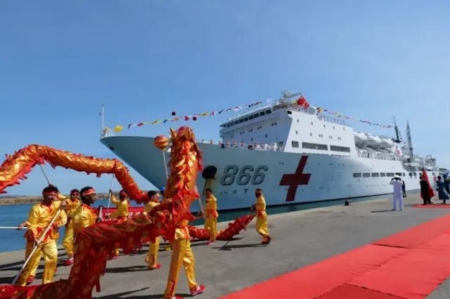 中國與非洲進行不同層面、不同形式交流。圖為7月26日，中國海軍「和平方舟號」醫院船抵達馬達加斯加訪問7天，並提供醫療服務。（中國外交部）