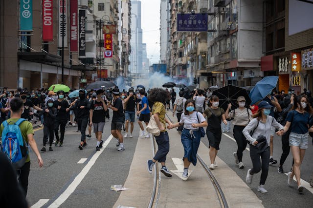 倘若叛國分子因環境太寬鬆而廣泛滋長了起來，犯罪者眾多，社會就算用上大量資源也不易檢控犯罪分子，此種情況，香港幾年前已親歷過。（Shutterstock）