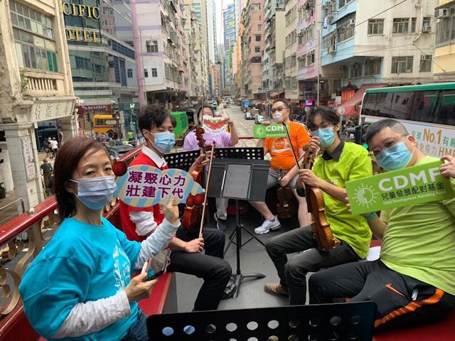 弦樂頌歌隊在電車上以弦樂四重奏演繹聖誕歌曲，為港島的市民帶來古典風格的聖誕佳音。